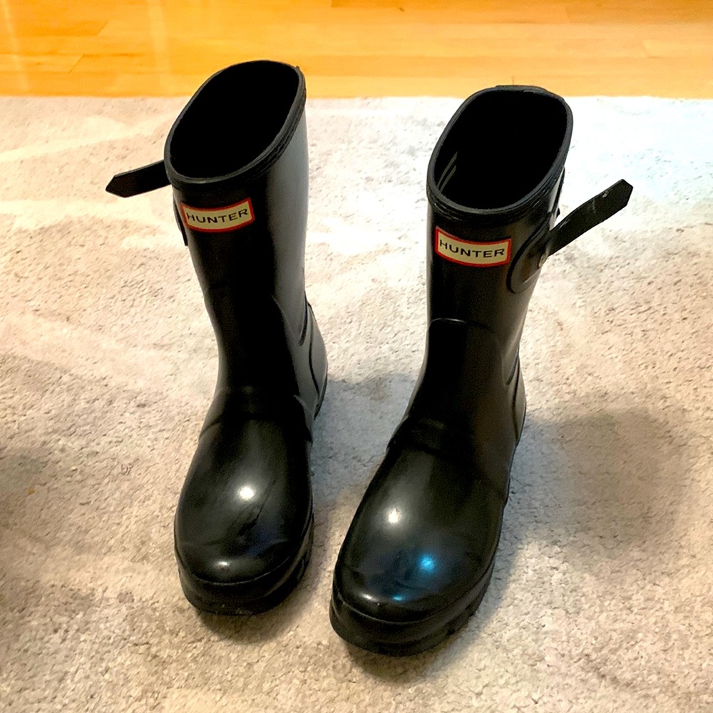 Hunter original short gloss rain boot in black-size 6.5